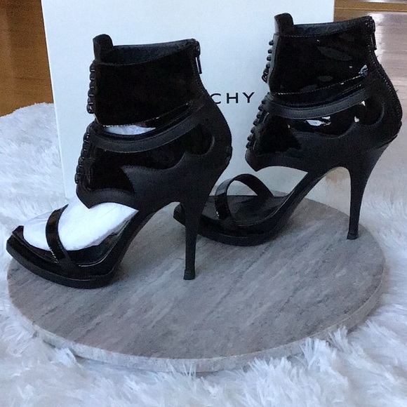 GIVENCHY BLACK PATENT AND MATTE LEATHER CALFSKIN PUMPS. - Picture 9 of 14